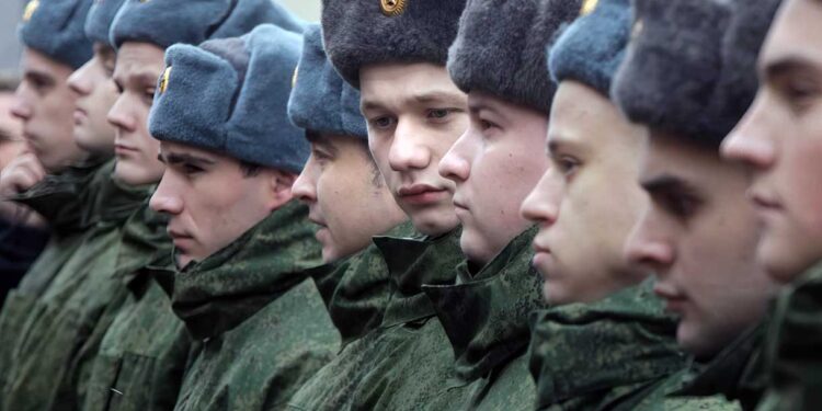 Putin ordena aumentar la edad en hombres para el servicio militar obligatorio en Rusia