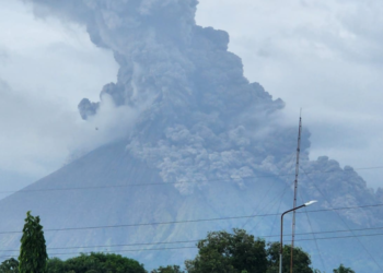 Imágenes del Volcán San Cristóbal en plena labor de expulsión de  cenizas, la gráfica describe lo intenso de la actividad, donde se erige una columna de humo y cenizas que se visualiza a decenas de kilómetros de la carretera panamericana. Cortesía