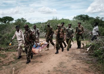 El personal de seguridad lleva a un joven rescatado del bosque en Shakahola, en las afueras de la ciudad costera de Malindi, el 23 de abril de 2023. - El número de muertos en una investigación vinculada a un culto keniano que practicaba la inanición para "conocer a Jesucristo" ha superado los 400 después de que se encontraron 12 nuevos cuerpos el 17 de julio de 2023, dijo un alto funcionario. (Foto de Yasuyoshi CHIBA / AFP)