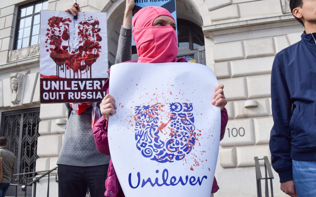 Empresa Unilever criticada por seguir operando en Rusia luego de un año de la invasión en Ucrania