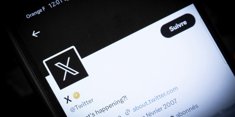 El nuevo logotipo de Twitter renombrado como X, se muestra en París el 24 de julio de 2023. Twitter lanzó su nuevo logotipo el 24 de julio de 2023, reemplazando el pájaro azul con una X blanca sobre un fondo negro a medida que la empresa propiedad de Elon Musk avanza hacia el cambio de marca como X. $ 15, según el sitio web de diseño Creative Bloq. (Foto de ALAIN JOCARD / AFP)