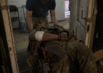 Un médico ucraniano de la 5.ª brigada de asalto lleva a un militar ucraniano herido a un punto de estabilización en un área no revelada cerca de Bakhmut, región de Donetsk, el 1 de julio de 2023, en medio de la invasión rusa de Ucrania. (Foto de Genya SAVILOV / AFP)
