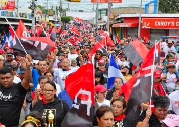 Militancia sandinista  participando en actividades  en conmemoración de un aniversario más de la Revolución Sandinista.