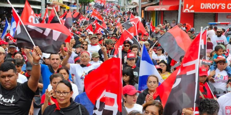Militancia sandinista  participando en actividades  en conmemoración de un aniversario más de la Revolución Sandinista.