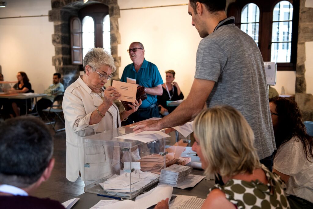 Elecciones en España: Derecha conservadora va ganando, según sondeo