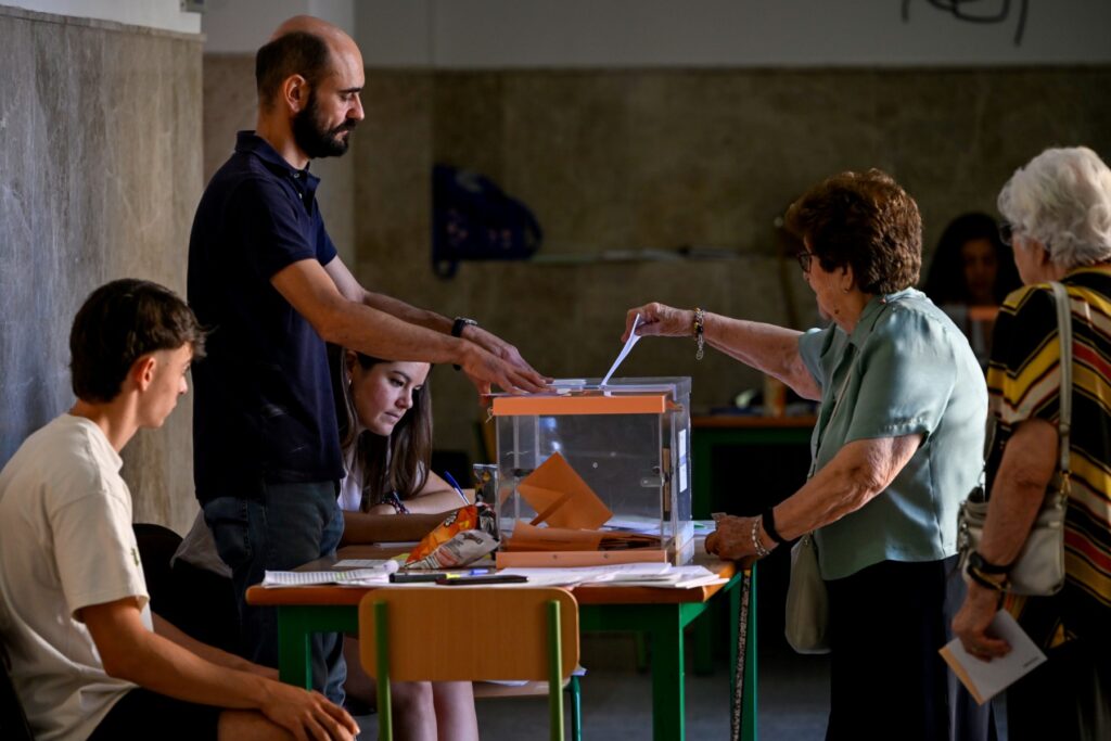 España vota con la posibilidad de que gobierne la derecha con la ultraderecha