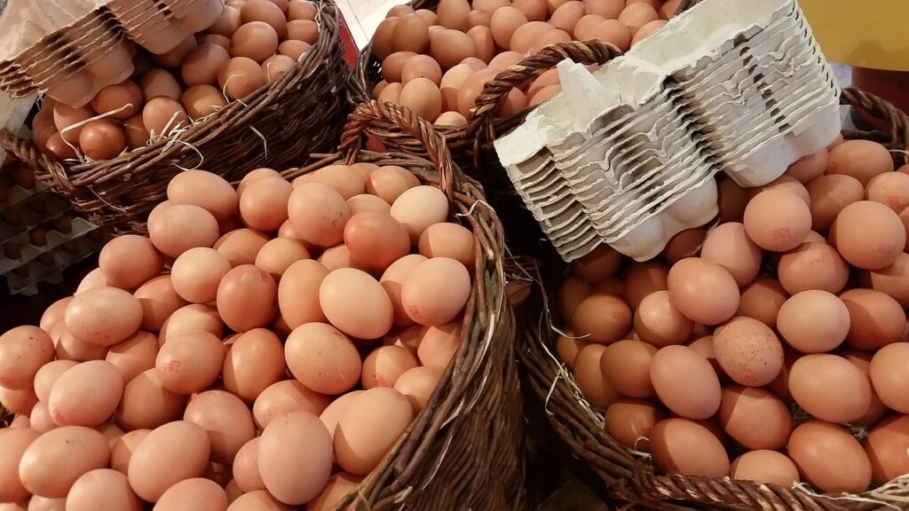 Otro golpe a las familias nicaragüenses: sube precio de la cajilla de huevos y la libra carne