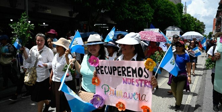 Marcha en Guatemala exige renuncia de fiscales y juez por crisis electoral
