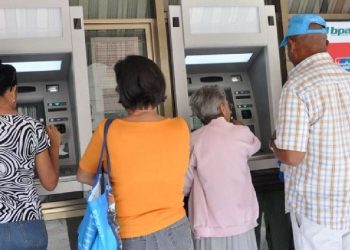 Cubanos rechazan bancarización de la economía por deficiencia tecnológica