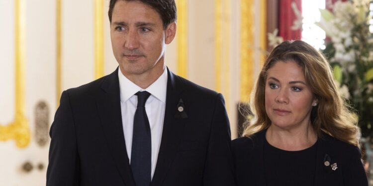 El primer ministro de Canadá Justin Trudeau (izquierda) y su esposa Sophie Trudeau (derecha) llegan para firmar un libro de condolencias en Lancaster House, en Londres el 17 de septiembre de 2022 tras la muerte de la reina Isabel II el 8 de septiembre .- El primer ministro canadiense, Justin Trudeau, anunció el 2 de agosto de 2023 que él y su esposa durante 18 años, Sophie Gregoire-Trudeau, se están separando. (Foto de David PARRY / AFP)