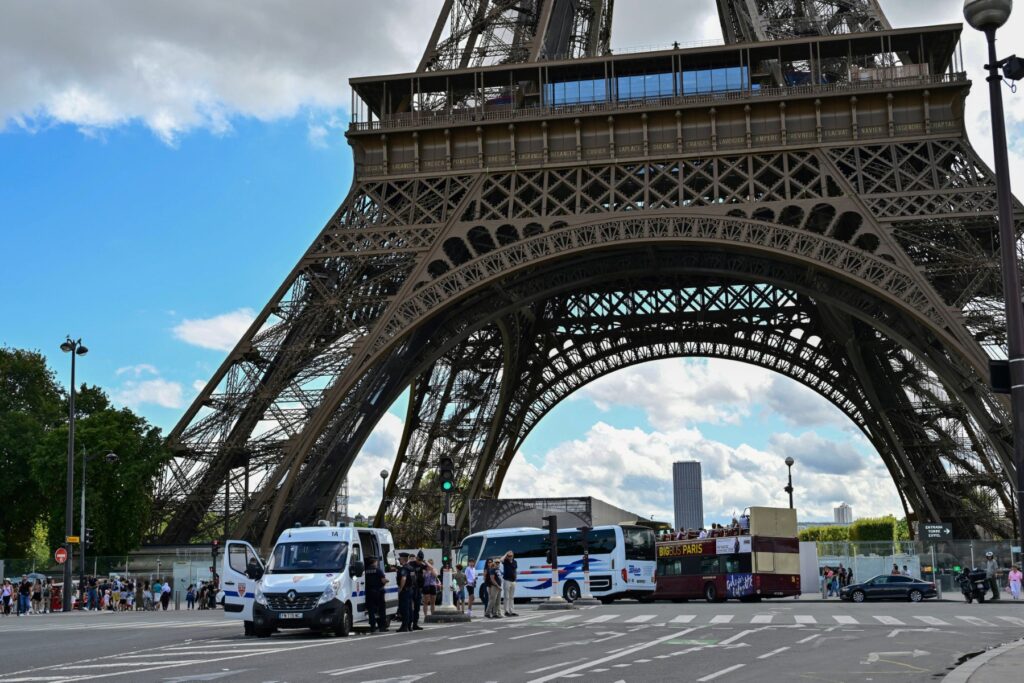 Evacuan la Torre Eiffel por amenaza de bomba