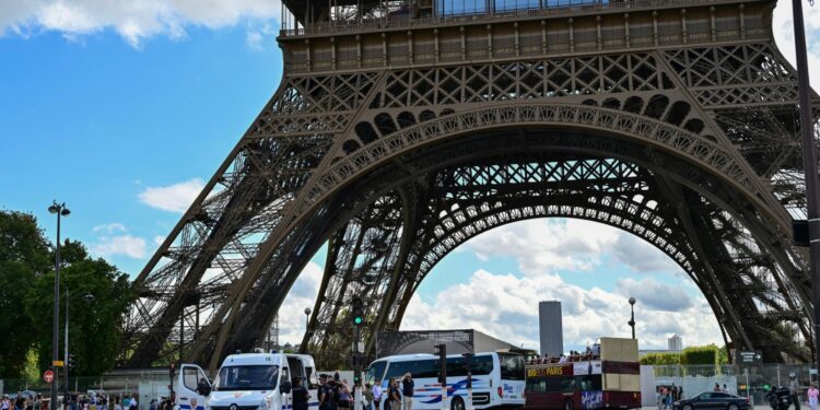 Oficiales del Cuerpo de Seguridad Republicano (CRS) aseguran el área en el centro de París el 12 de agosto de 2023, después de que una alerta de seguridad provocara la evacuación de tres pisos de la Torre Eiffel, el símbolo más emblemático de Francia que atrajo a 6,2 millones de visitantes el año pasado.