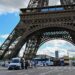 Oficiales del Cuerpo de Seguridad Republicano (CRS) aseguran el área en el centro de París el 12 de agosto de 2023, después de que una alerta de seguridad provocara la evacuación de tres pisos de la Torre Eiffel, el símbolo más emblemático de Francia que atrajo a 6,2 millones de visitantes el año pasado.
