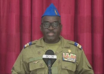Esta imagen de captura de cuadro de video obtenida por AFP de Télé Sahel el 13 de agosto de 2023 muestra al coronel mayor Amadou Abdramane, miembro del CNSP (Conseil national pour la sauvegarde de la patrie), leyendo una declaración en la televisión nacional.