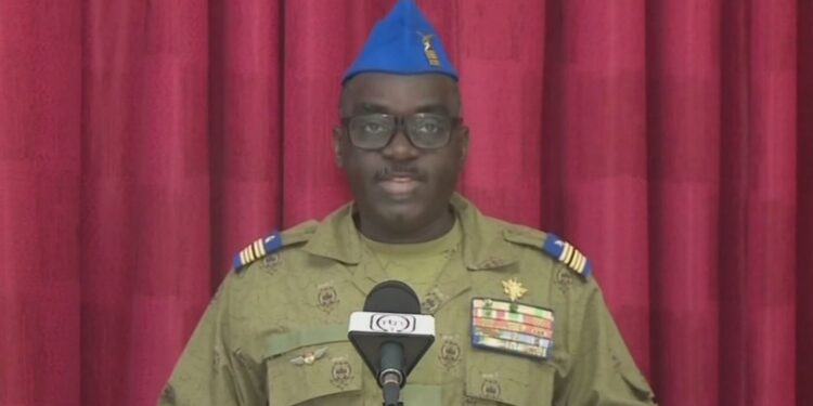 Esta imagen de captura de cuadro de video obtenida por AFP de Télé Sahel el 13 de agosto de 2023 muestra al coronel mayor Amadou Abdramane, miembro del CNSP (Conseil national pour la sauvegarde de la patrie), leyendo una declaración en la televisión nacional.