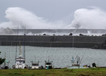 El 14 de agosto de 2023, las olas altas chocan contra el terraplén debido al acercamiento del tifón Lan a medida que se acerca a la isla principal de Japón, Honshu, en la ciudad de Kiho, prefectura de Mie. - El tifón azotó comunidades a lo largo de la costa del Pacífico de Japón el 14 de agosto con fuertes lluvias y olas rompiendo, lo que llevó a las autoridades a advertir sobre deslizamientos de tierra e inundaciones. (Foto de STR / JIJI Press / AFP) / Japón FUERA / JAPÓN FUERA