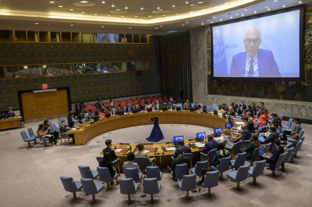 El Alto Comisionado de las Naciones Unidas para los Derechos Humanos, Volker Turk (en la pantalla), habla durante una reunión del Consejo de Seguridad de la ONU para discutir la situación en Corea del Norte, en la sede de la ONU en Nueva York el 17 de agosto de 2023. (Foto de ANGELA WEISS / AFP)
