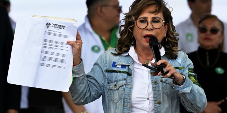 La candidata guatemalteca por el partido Unión Nacional de la Esperanza y ex Primera Dama (20082011), Sandra Torres, pronuncia un discurso durante el cierre de su campaña en el Mercado Terminal de la Ciudad de Guatemala, el 18 de agosto de 2023.