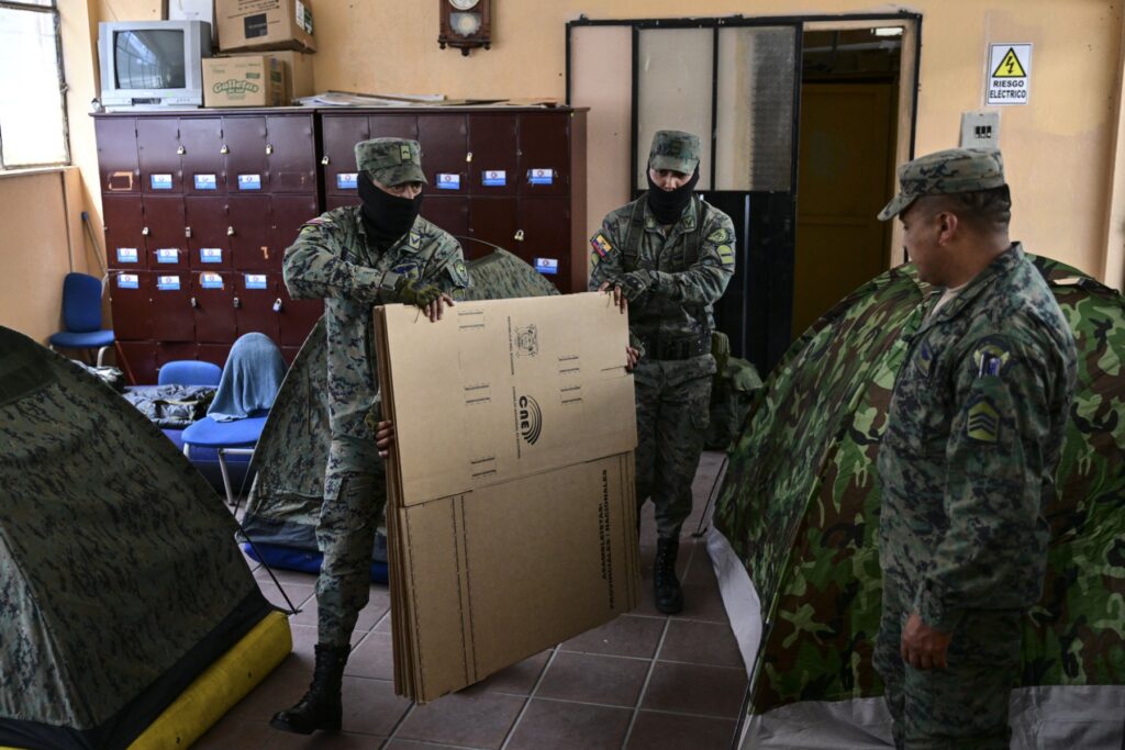 Ecuador elige presidente en un clima de miedo tras magnicidio