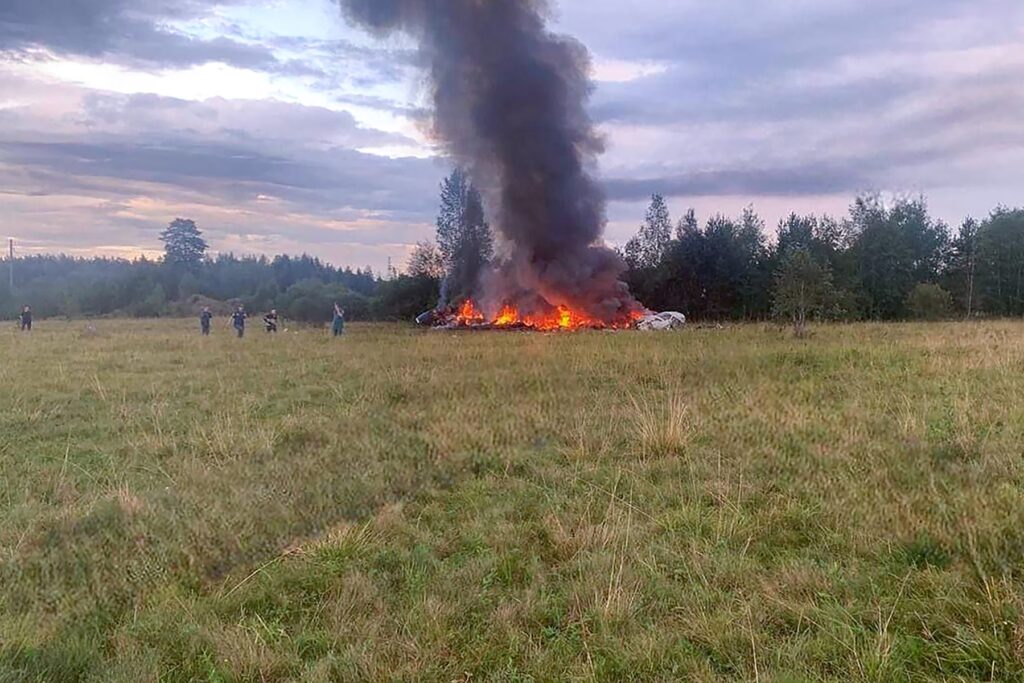 Esta fotografía publicada en un canal de Telegram @grey_zone vinculado a Wagner el 23 de agosto de 2023, muestra los restos de un avión en llamas cerca de la aldea de Kuzhenkino, en la región de Tver. - Un avión privado se estrelló en la región de Tver en Moscú y el jefe de Wagner, Yevgeny Prigozhin, estaba en la lista de pasajeros, dijeron agencias rusas el 23 de agosto de 2023. (Foto de Handout / TELEGRAM/ @grey_zone / AFP)