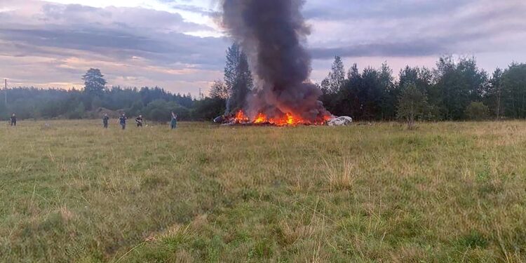 Esta fotografía publicada en un canal de Telegram @grey_zone vinculado a Wagner el 23 de agosto de 2023, muestra los restos de un avión en llamas cerca de la aldea de Kuzhenkino, en la región de Tver. - Un avión privado se estrelló en la región de Tver en Moscú y el jefe de Wagner, Yevgeny Prigozhin, estaba en la lista de pasajeros, dijeron agencias rusas el 23 de agosto de 2023. (Foto de Handout / TELEGRAM/ @grey_zone / AFP)