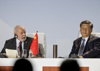 El presidente de Brasil, Luiz Inácio Lula da Silva (i), y el presidente de China, Xi Jinping (derecha), asisten a la Cumbre BRICS 2023 en el Centro de Convenciones de Sandton en Johannesburgo el 24 de agosto de 2023. (Foto de Marco Longari/AFP)