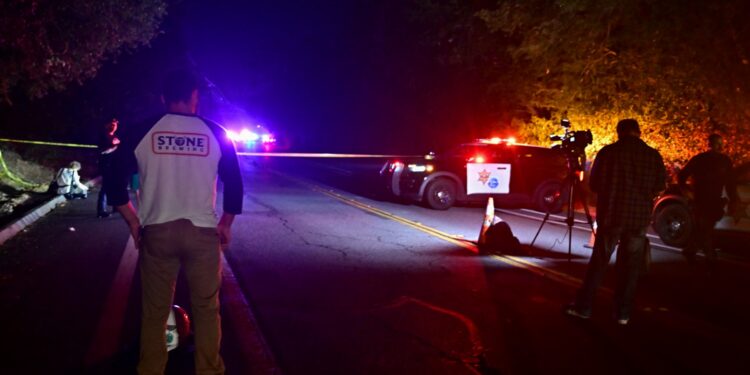 La cinta policial bloquea una carretera después de un tiroteo en el bar "Cook's Corner" en Trabuco Canyon, California, el 23 de agosto de 2023. - Un hombre armado mató a tiros a tres personas e hirió a varias otras en un bar en el estado estadounidense de California el 23 de agosto , dijo la policía. El tirador también murió en el incidente, y la policía dijo que hubo un "tiroteo involucrado por un oficial" en el lugar, pero que ningún oficial resultó herido. (Foto de Frederic J. BROWN / AFP)