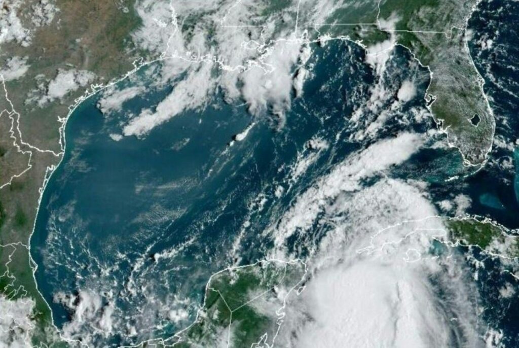 Tormenta tropical Idalia se intensifica rumbo a Florida