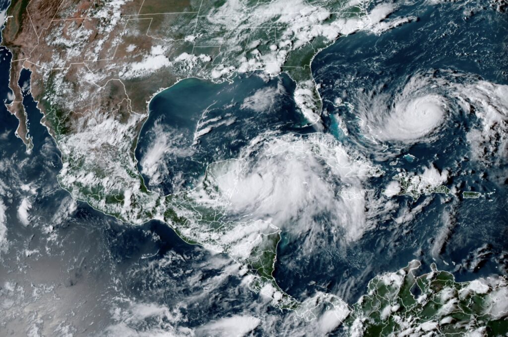 Esta imagen obtenida de la Administración Nacional Oceánica y Atmosférica (NOAA) muestra la tormenta tropical Idalia (C) frente a la costa de México el 279 de agosto de 2023 a las 21:20:20 UTC. - La tormenta tropical Idalia se formó el 27 de agosto en el Caribe, azotando el sureste de México con viento y lluvia, mientras los meteorólogos predijeron que se fortalecerá hasta convertirse en huracán antes de llegar a Florida más adelante en la semana.