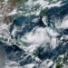 Esta imagen obtenida de la Administración Nacional Oceánica y Atmosférica (NOAA) muestra la tormenta tropical Idalia (C) frente a la costa de México el 279 de agosto de 2023 a las 21:20:20 UTC. - La tormenta tropical Idalia se formó el 27 de agosto en el Caribe, azotando el sureste de México con viento y lluvia, mientras los meteorólogos predijeron que se fortalecerá hasta convertirse en huracán antes de llegar a Florida más adelante en la semana.
