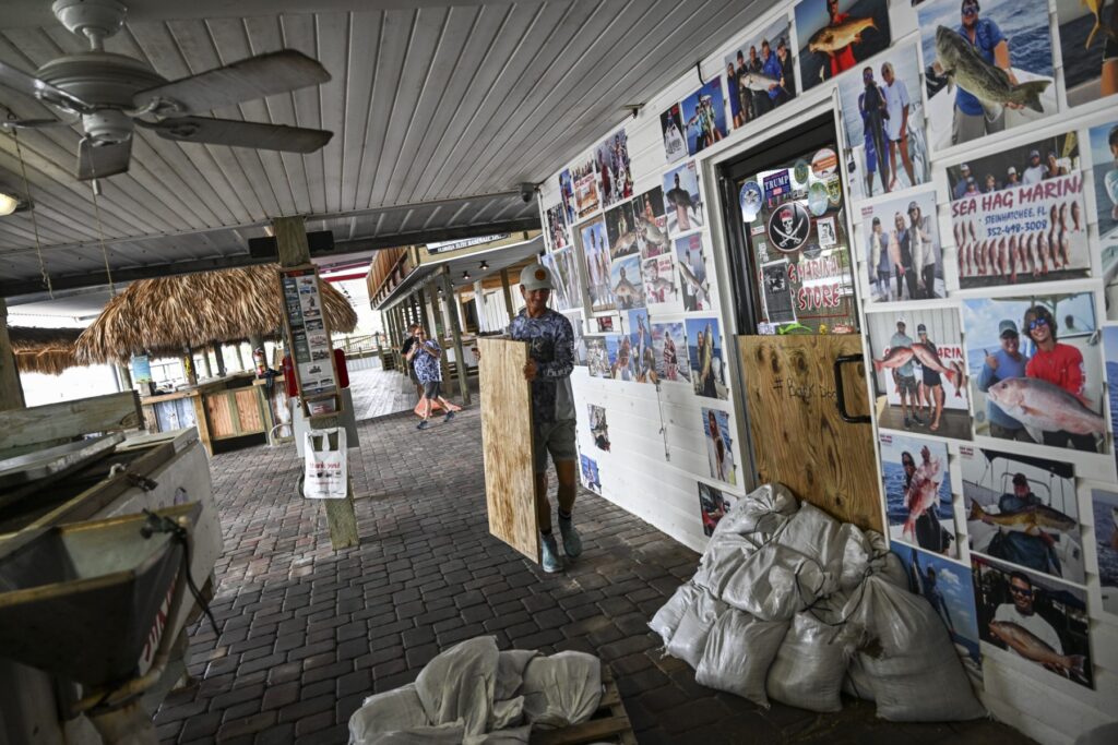 La gente sube a su tienda en un puerto deportivo en Steinhatchee, Florida, el 29 de agosto de 2023, mientras se hacen los preparativos antes del huracán Idalia. - Idalia se fortaleció hasta convertirse en huracán el 29 de agosto cuando los meteorólogos predijeron que se intensificaría y se volvería "extremadamente peligroso" antes de tocar tierra en el estado estadounidense de Florida. "Idalia es ahora un huracán. Se espera que se intensifique rápidamente hasta convertirse en un gran huracán extremadamente peligroso antes de tocar tierra el miércoles", dijo el Centro Nacional de Huracanes (NHC) en un aviso público a las 09:00 GMT. (Foto de CHANDAN KHANNA / AFP)