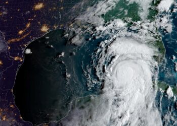 Esta imagen obtenida de la Administración Nacional Oceánica y Atmosférica (NOAA) muestra el huracán Idalia (C R) avanzando hacia el Golfo de México el 29 de agosto de 2023 a las 12:36 UTC. - Idalia se fortaleció hasta convertirse en huracán el 29 de agosto cuando los meteorólogos predijeron que se intensificaría y se volvería "extremadamente peligroso" antes de tocar tierra en el estado estadounidense de Florida. "Idalia es ahora un huracán. Se espera que se intensifique rápidamente hasta convertirse en un gran huracán extremadamente peligroso antes de tocar tierra el miércoles", dijo el Centro Nacional de Huracanes (NHC) en un aviso público a las 09:00 GMT. (Foto por Folleto / NOAA/GOES / AFP)