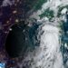 Esta imagen obtenida de la Administración Nacional Oceánica y Atmosférica (NOAA) muestra el huracán Idalia (C R) avanzando hacia el Golfo de México el 29 de agosto de 2023 a las 12:36 UTC. - Idalia se fortaleció hasta convertirse en huracán el 29 de agosto cuando los meteorólogos predijeron que se intensificaría y se volvería "extremadamente peligroso" antes de tocar tierra en el estado estadounidense de Florida. "Idalia es ahora un huracán. Se espera que se intensifique rápidamente hasta convertirse en un gran huracán extremadamente peligroso antes de tocar tierra el miércoles", dijo el Centro Nacional de Huracanes (NHC) en un aviso público a las 09:00 GMT. (Foto por Folleto / NOAA/GOES / AFP)