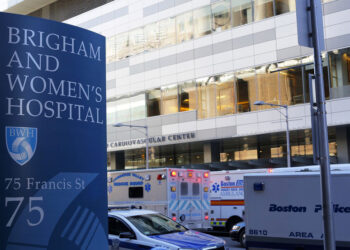 Police and ambulance vehicles surround the building where a shooting occurred at Brigham and Women's hospital in Boston, Massachusetts January 20, 2015. One person has been shot inside Boston's Brigham & Women's hospital, and the suspected shooter is in custody, the Boston Police Department said on Tuesday, adding that the situation was "under control." The condition of the victim was not immediately known.  REUTERS/Brian Snyder   (UNITED STATES - Tags: CRIME LAW)