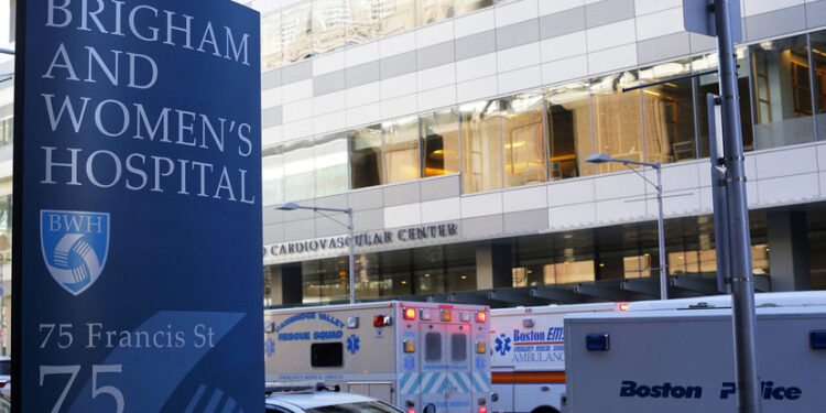 Police and ambulance vehicles surround the building where a shooting occurred at Brigham and Women's hospital in Boston, Massachusetts January 20, 2015. One person has been shot inside Boston's Brigham & Women's hospital, and the suspected shooter is in custody, the Boston Police Department said on Tuesday, adding that the situation was "under control." The condition of the victim was not immediately known.  REUTERS/Brian Snyder   (UNITED STATES - Tags: CRIME LAW)