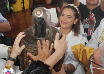 Reyna Rueda, alcaldesa orteguista de Managua, junto a la imagen de Santo Domingo.