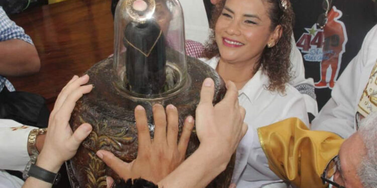 Reyna Rueda, alcaldesa orteguista de Managua, junto a la imagen de Santo Domingo.