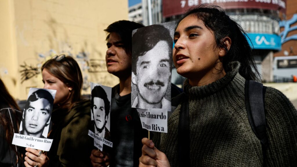Estudiantes de la Universidad de Chile realizan una protesta pacífica con fotografías de personas desaparecidas para conmemorar el Día Internacional de las Víctimas de Desapariciones Forzadas, en Santiago. Foto: Artículo 66 / AFP 