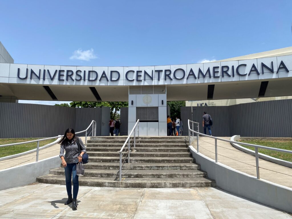 Jóvenes exiliados en Costa Rica no descartan ola migratoria de universitarios, tras confiscación de la UCA 