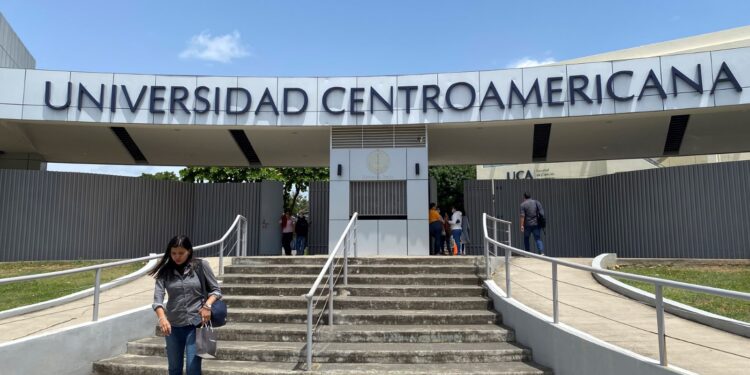 Jóvenes exiliados en Costa Rica no descartan ola migratoria de universitarios, tras confiscación de la UCA