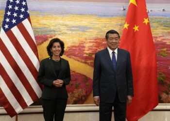 La secretaria de Comercio de Estados Unidos, Gina Raimondo (izq.), y el viceprimer ministro chino, He Lifeng, posan para fotografías antes de su reunión en el Gran Salón del Pueblo de Beijing el 29 de agosto de 2023. (Foto de Andy Wong / POOL / AFP)