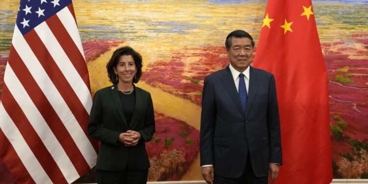 La secretaria de Comercio de Estados Unidos, Gina Raimondo (izq.), y el viceprimer ministro chino, He Lifeng, posan para fotografías antes de su reunión en el Gran Salón del Pueblo de Beijing el 29 de agosto de 2023. (Foto de Andy Wong / POOL / AFP)