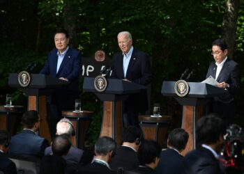 El presidente estadounidense Joe Biden (C), el primer ministro japonés Fumio Kishida (R) y el presidente surcoreano Yoon Suk Yeol hablan durante una conferencia de prensa en la Cumbre Trilateral de Camp David en Camp David, Maryland, el 18 de agosto de 2023. (Foto de Jim WATSON / AFP)