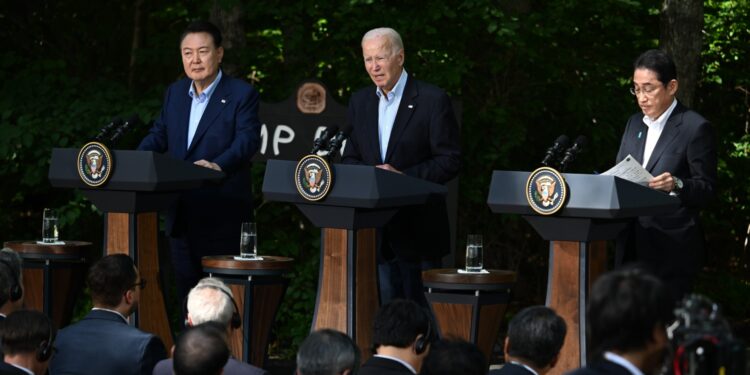 El presidente estadounidense Joe Biden (C), el primer ministro japonés Fumio Kishida (R) y el presidente surcoreano Yoon Suk Yeol hablan durante una conferencia de prensa en la Cumbre Trilateral de Camp David en Camp David, Maryland, el 18 de agosto de 2023. (Foto de Jim WATSON / AFP)