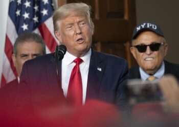 El abogado personal del presidente Donald Trump, Rudy Giuliani, escucha mientras el presidente de los Estados Unidos, Donald Trump, pronuncia un discurso ante la Asociación Benéfica de la Policía de la Ciudad de Nueva York en el Trump National Golf Club en Bedminster, NJ, el 14 de agosto de 2020.