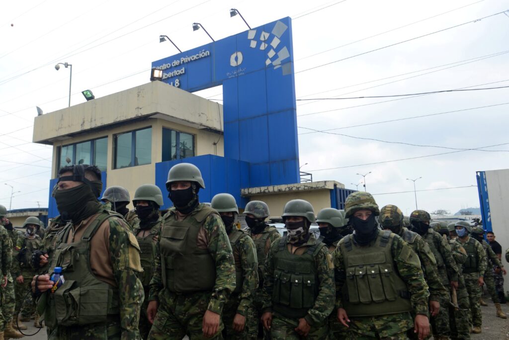 Miles de militares ingresan a cárcel de Ecuador en busca de líder pandillero