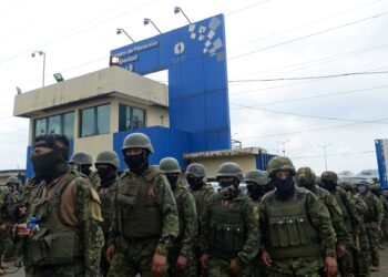 Miles de militares ingresan a cárcel de Ecuador en busca de líder pandillero