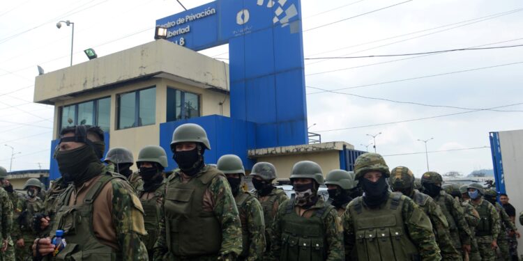 Miles de militares ingresan a cárcel de Ecuador en busca de líder pandillero