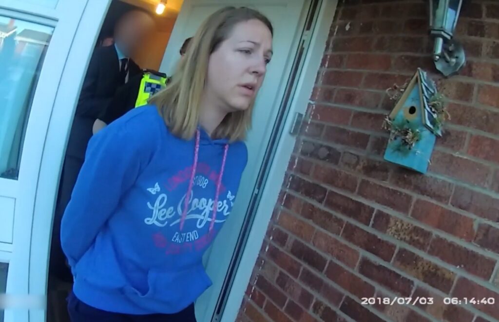 Una imagen del folleto tomada de las imágenes de la cámara corporal de la policía publicada por la fuerza policial de Cheshire Constabulary en Manchester el 17 de agosto de 2023 muestra a la enfermera Lucy Letby siendo arrestada en su casa en Chester el 3 de julio de 2018.