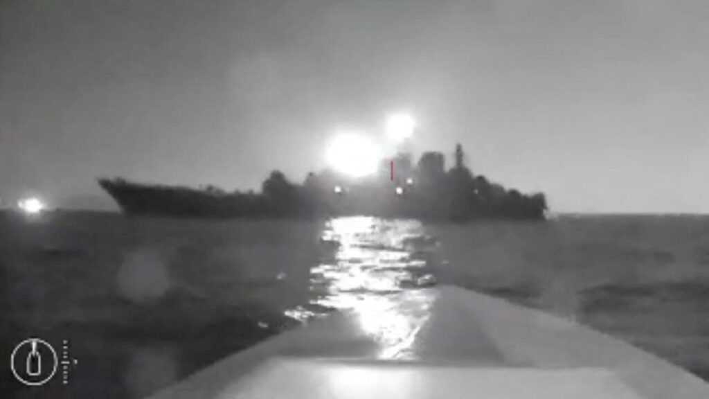 Ucrania ataca con drones un buque ruso en una base en el mar Negro